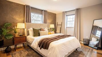 4 bedrooms, desk, iron/ironing board, travel cot