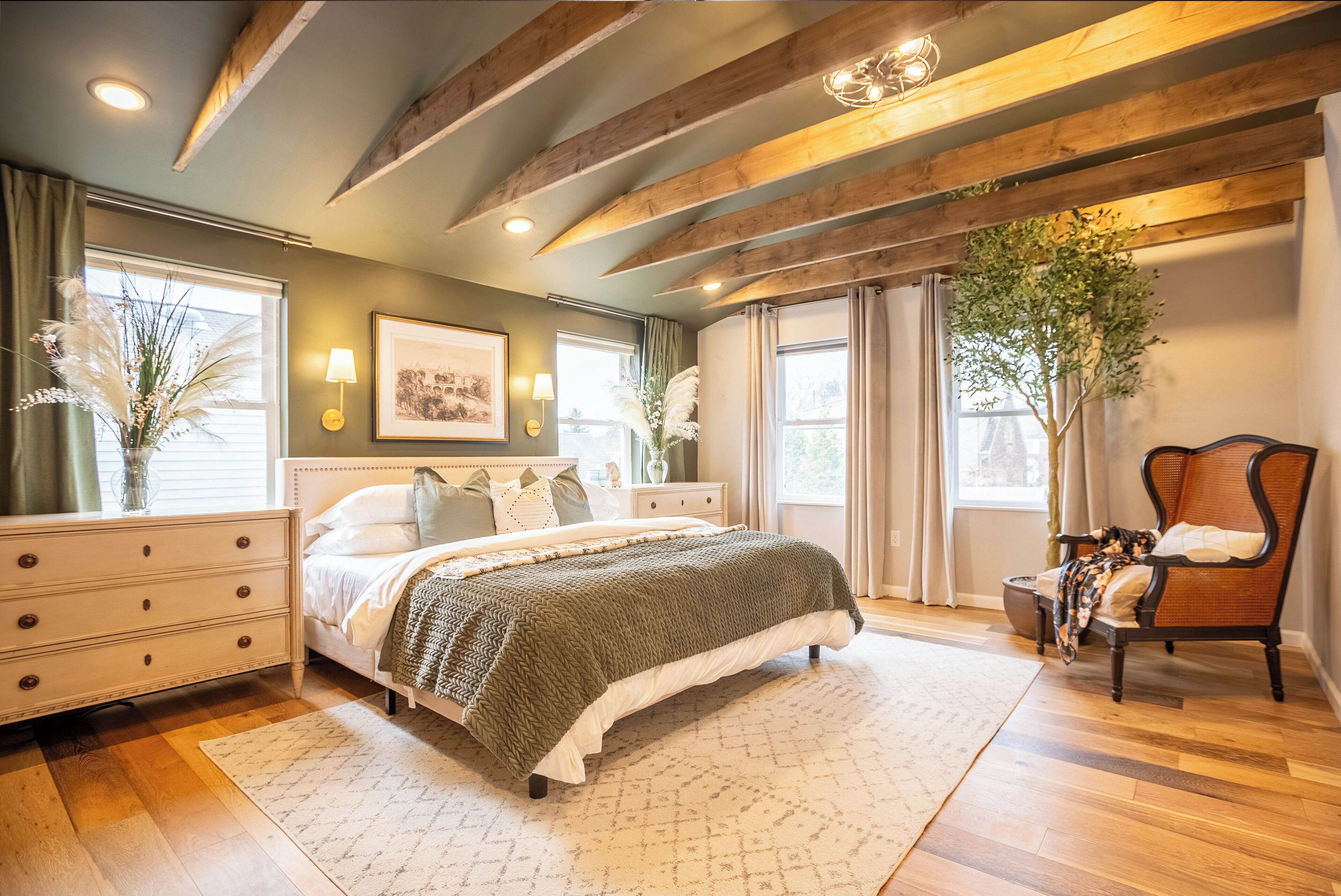 4 bedrooms, desk, iron/ironing board, travel crib