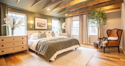 Moody Dream Stay - King + Garage + Netflix