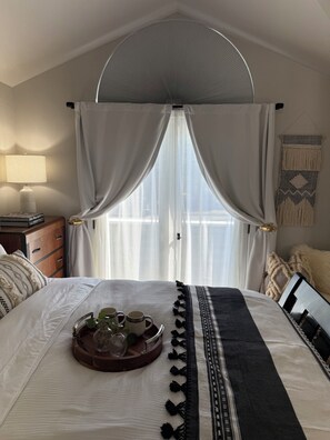 2 bedrooms, desk, iron/ironing board, travel cot - NEW - modern comfort, remodeled, A/C, free parking (Seattle)