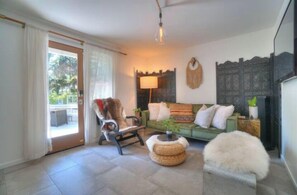 Smart TV, fireplace - NEW - modern comfort, remodeled, A/C, free parking (Seattle)