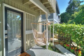 Terrace/patio - NEW - modern comfort, remodeled, A/C, free parking (Seattle)