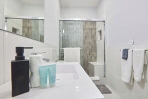 Dusche, Handtücher, Seife, Toilettenpapier