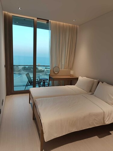 Panoramic Sea View 4-bedroom apartment in Hessa Al Mubarak
