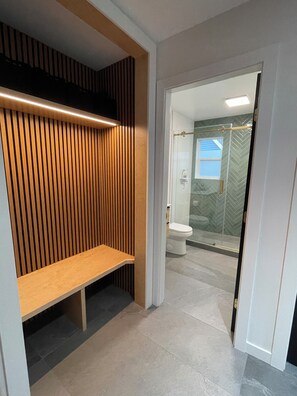 Shower, hair dryer, towels, soap - Squamish mountain retreat with stunning views (Squamish)