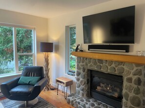 Living area - Squamish mountain retreat with stunning views (Squamish)