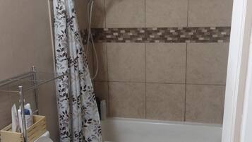 Douche, séchoir à cheveux, savon, papier de toilette