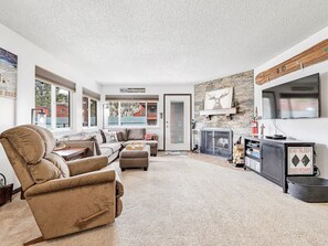 Living area - Stay at Giant Steps, Ski in / Ski out, Sleeps 4, Full Kitchen (Brian Head)