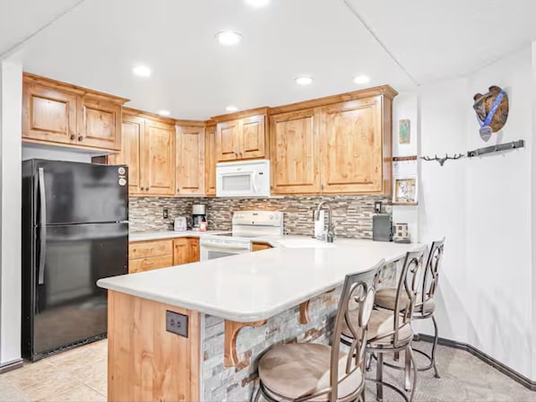 Private kitchen - Stay at Giant Steps, Ski in / Ski out, Sleeps 4, Full Kitchen (Brian Head)