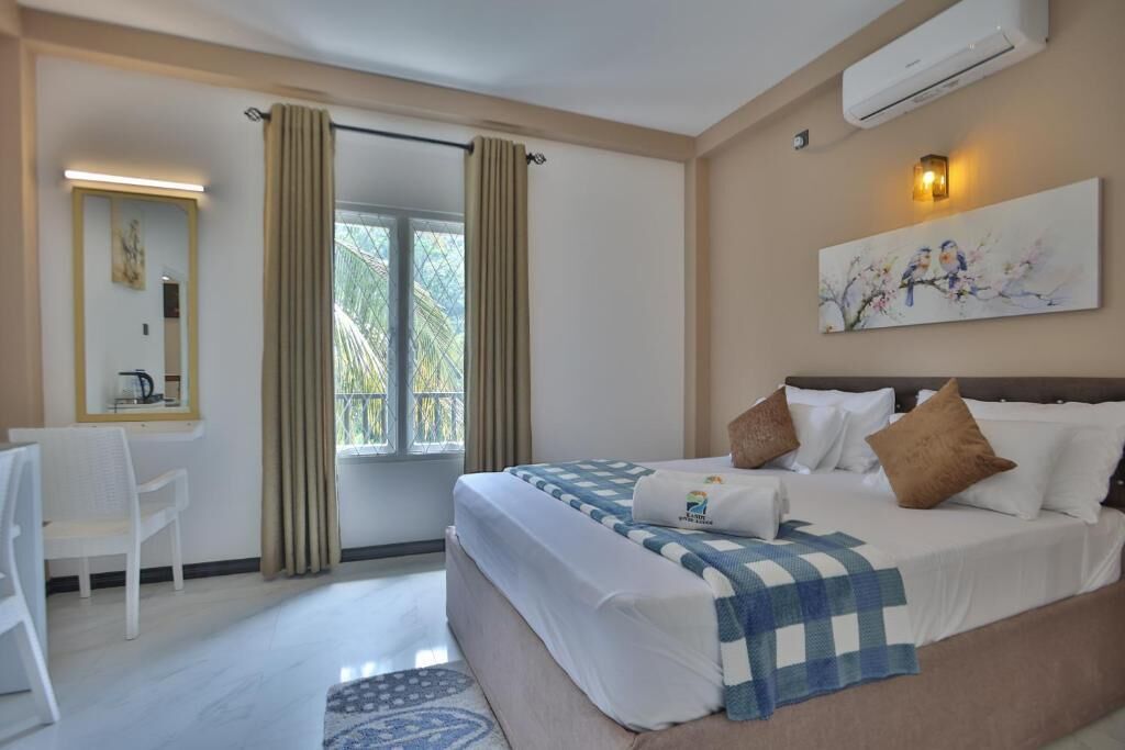 Habitación doble Deluxe, balcón, vista al río | Tabla de planchar con plancha y wifi gratis 