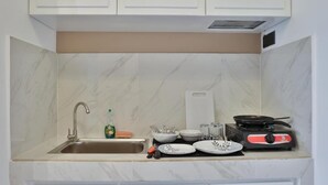 Una cocina con un fregadero, una estufa a gas y armarios.