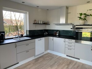 Fridge, microwave, oven, stovetop - Bright holiday home in green surroundings (Vejby)