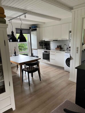 Een koelkast, een vaatwasser, een koffiezetapparaat/waterkoker