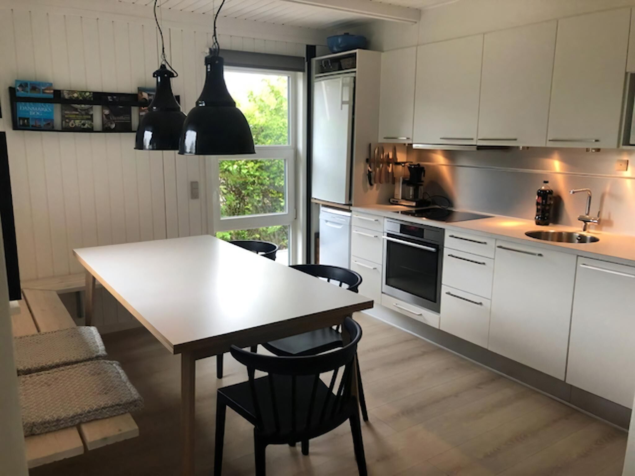 Kylskåp, mikrovågsugn, diskmaskin och kaffe- och tebryggare