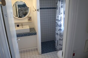 Shower - Charming thatched-roff house with two floors (Rudkøbing)