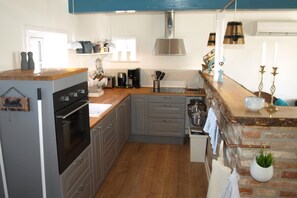 Fridge, stovetop, dishwasher, coffee/tea maker - Charming thatched-roff house with two floors (Rudkøbing)