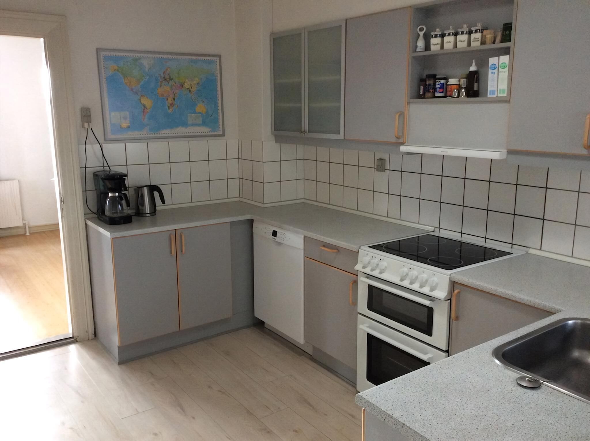 Køleskab, mikrobølgeovn, kogeplade, opvaskemaskine