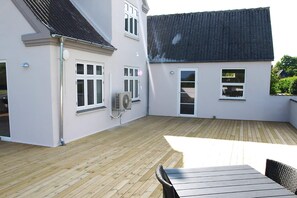 Outdoor dining - Holiday home for up to 12 pople with sea view (Rudkøbing)