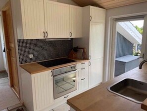 ثلاجة، فرن، موقد طهي مسطح، غسالة أطباق