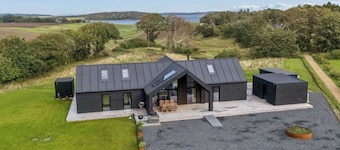 Sommerhus ved Astrup Vig med fjordudsigt