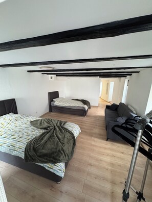 3 chambres, accès à Internet, literie fournie