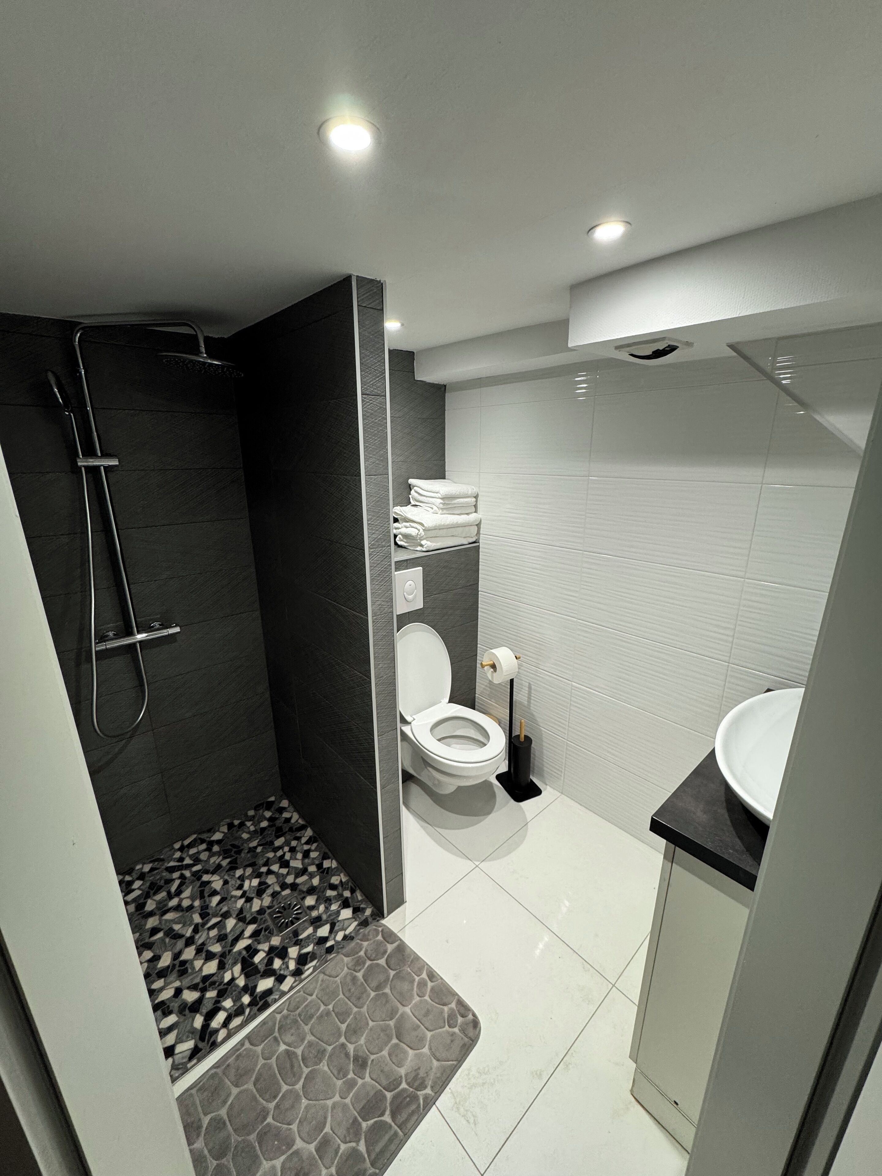 Douche, serviettes fournies, savon, papier toilette