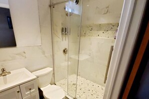 Secadora de cabello, toallas, jabón, papel de baño 