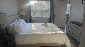 2 bedrooms, desk, iron/ironing board, free WiFi - Relaxing Retreat - Poolside 2BR/2BA Condo - Fully Equipped & Close to Everything (Fort Myers)