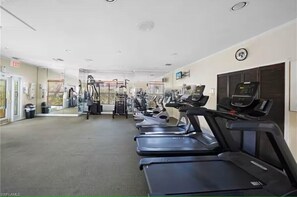 Fitness facility - Relaxing Retreat - Poolside 2BR/2BA Condo - Fully Equipped & Close to Everything (Fort Myers)