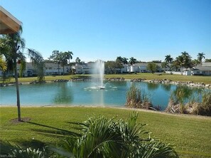 Property grounds - Relaxing Retreat - Poolside 2BR/2BA Condo - Fully Equipped & Close to Everything (Fort Myers)