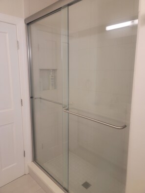 Shower, towels, soap, toilet paper - Waterfront w.heated pool. 1-bedroom studio in marvelous Fort Myers with AC (Fort Myers)