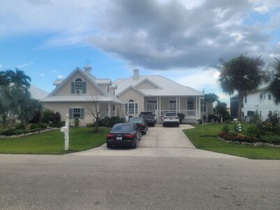 Waterfront w.heated pool. 1-bedroom studio in marvelous Fort Myers with AC