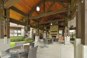Outdoor dining - Sunridge Beachside Retreat by EMR Vacation Rentals (Parksville)