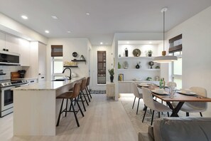 Dining - Sunridge Beachside Retreat by EMR Vacation Rentals (Parksville)