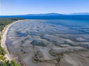 Beach nearby - Sunridge Beachside Retreat by EMR Vacation Rentals (Parksville)