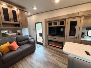 تلفزيون، مدفأة، ستيريو