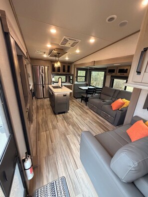 تلفزيون، مدفأة، ستيريو