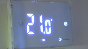 A digital thermometer displaying a temperature of 21.0°C. - Old town apartment, new and cozy (Napoli)