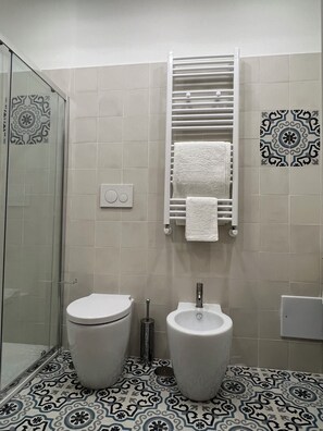 Bidet, towels, soap, toilet paper - Old town apartment, new and cozy (Napoli)