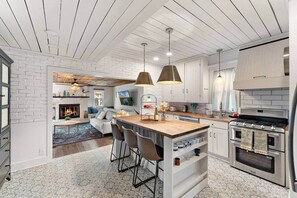 Fridge, microwave, oven, stovetop - 5BR home* Minutes to DT, Venues & Breweries (Minneapolis)