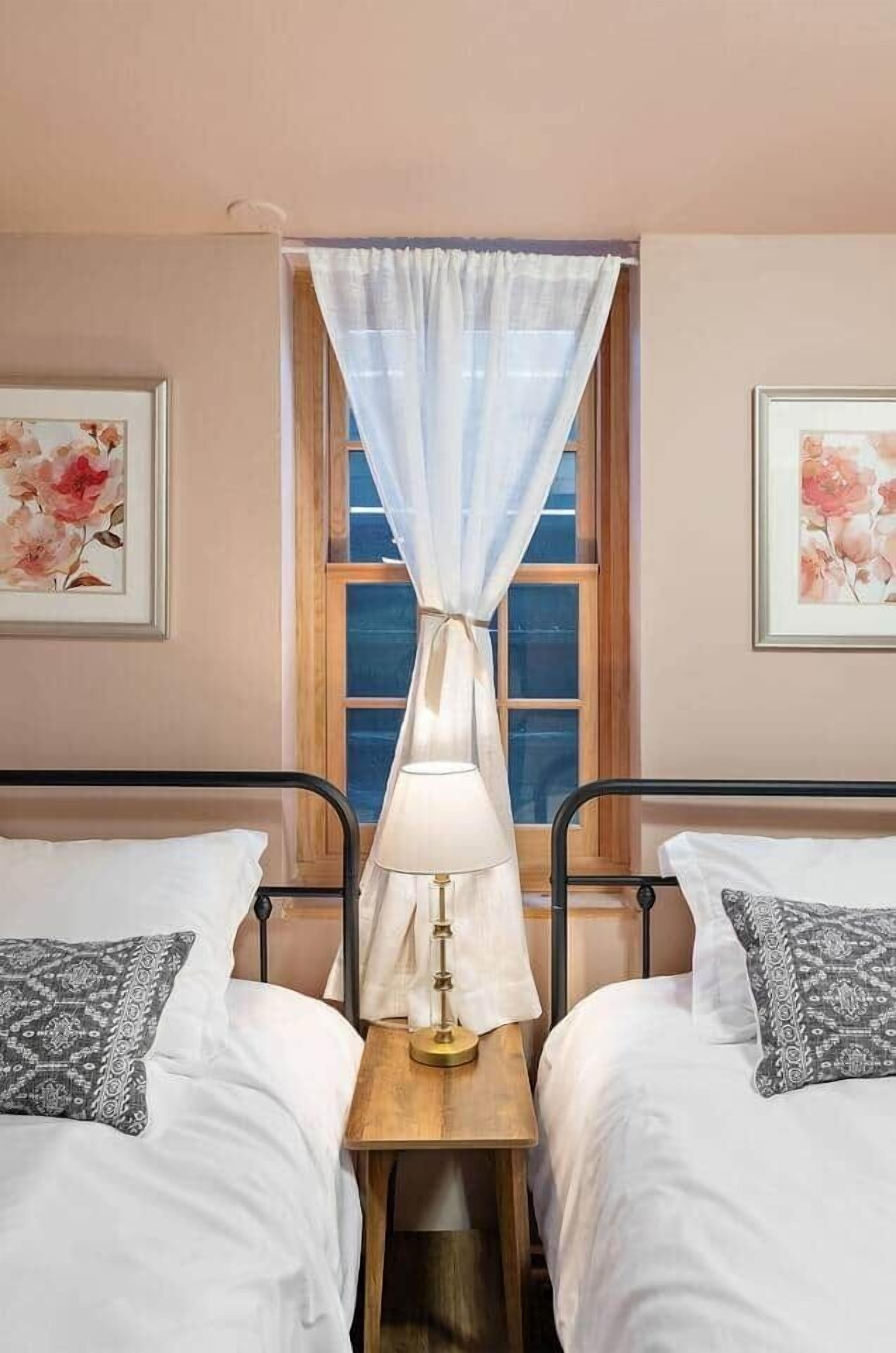 5 bedrooms, iron/ironing board, WiFi, bed sheets