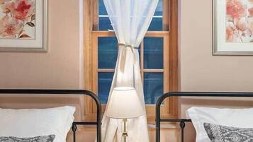 5 bedrooms, iron/ironing board, WiFi, bed sheets