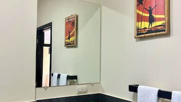 Een haardroger, handdoeken, zeep, toiletpapier