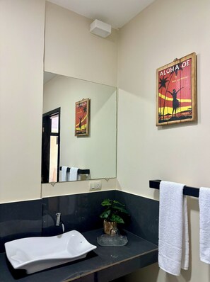 Haartrockner, Handtücher, Seife, Toilettenpapier