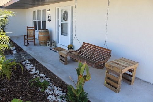 "Coral Cottage" 2/2 Pool Home in the Heart of Olde Englewood