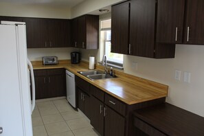 Køleskab, mikrobølgeovn, ovn, kogeplade