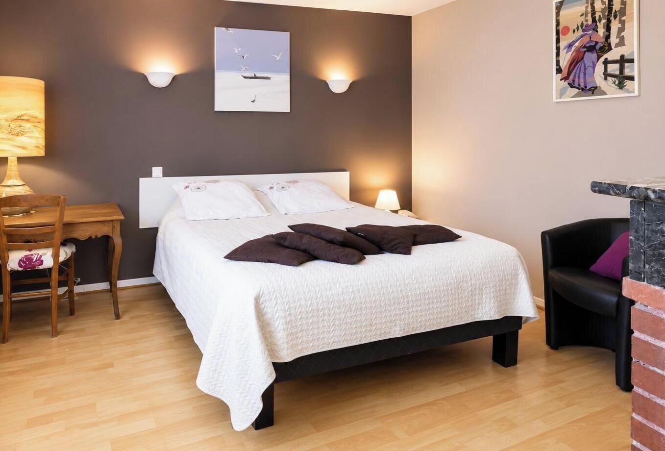 2 habitaciones, tabla de planchar con plancha y cuna de viaje 