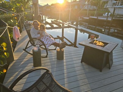 1-bedroom studio apartment w.private heated pool and private dock