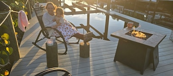 1-bedroom studio apartment w.private heated pool and private dock