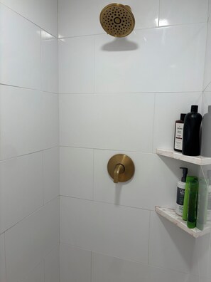 Shower, towels, toilet paper - Berkshire Holiday Home. 2-bedroom house/apartment in peaceful Lee. (Lee)